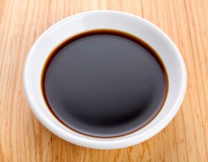 白い皿に注がれた醤油