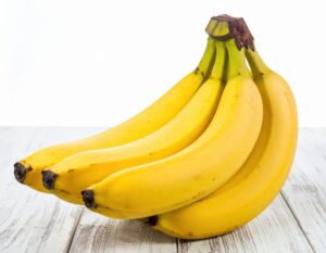 白木のテーブルに置かれたバナナの房