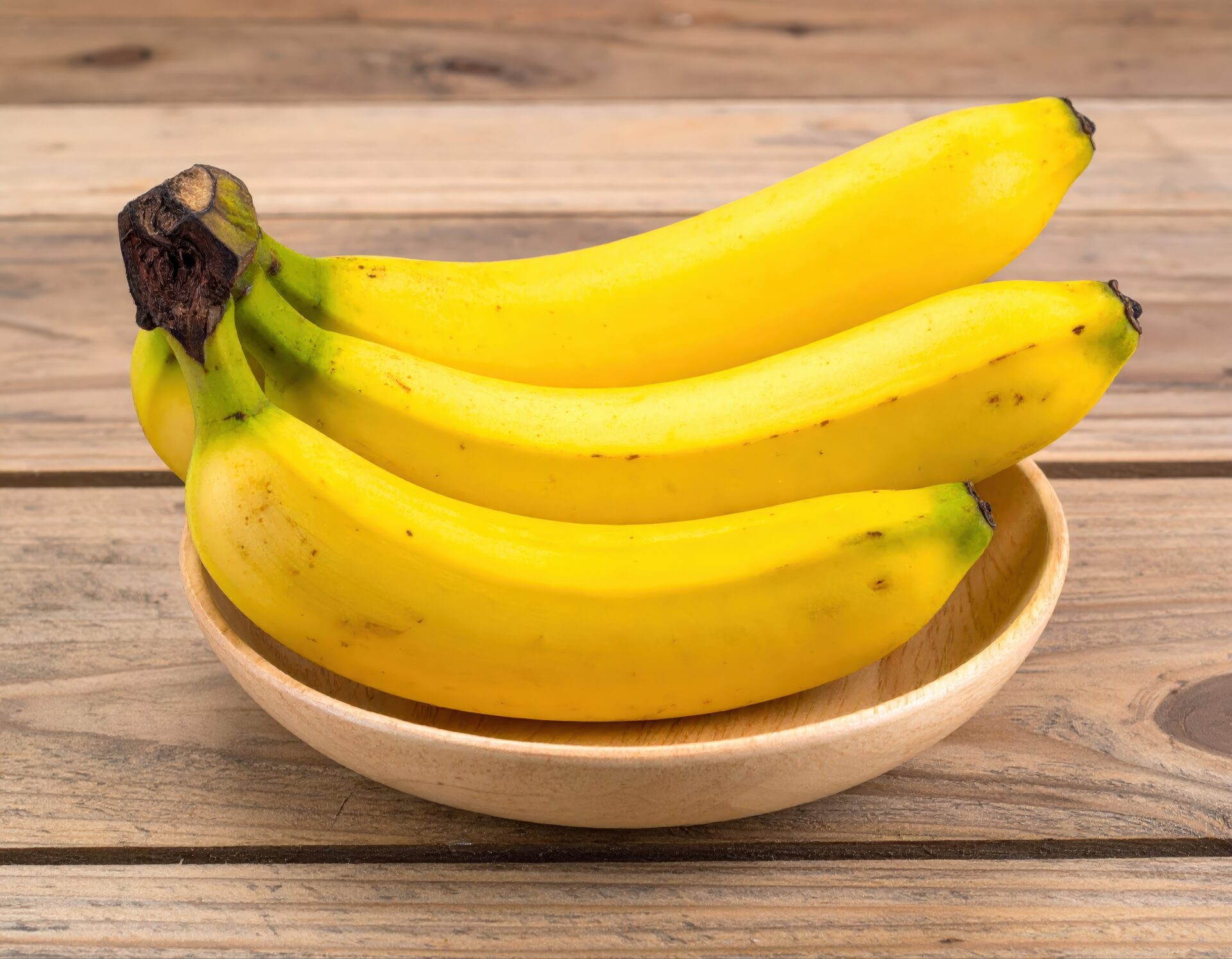木製プレートに盛られたバナナ