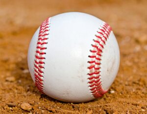 グラウンドに置かれた野球ボール