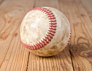 木製の床に置かれた汚れた野球ボール