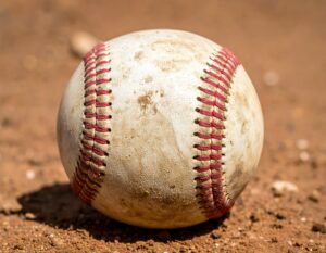 グラウンドに置かれた使い込まれた野球ボール