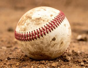 グラウンドに転がる汚れた野球ボール