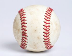 スタジオ背景で撮影された汚れた野球ボール