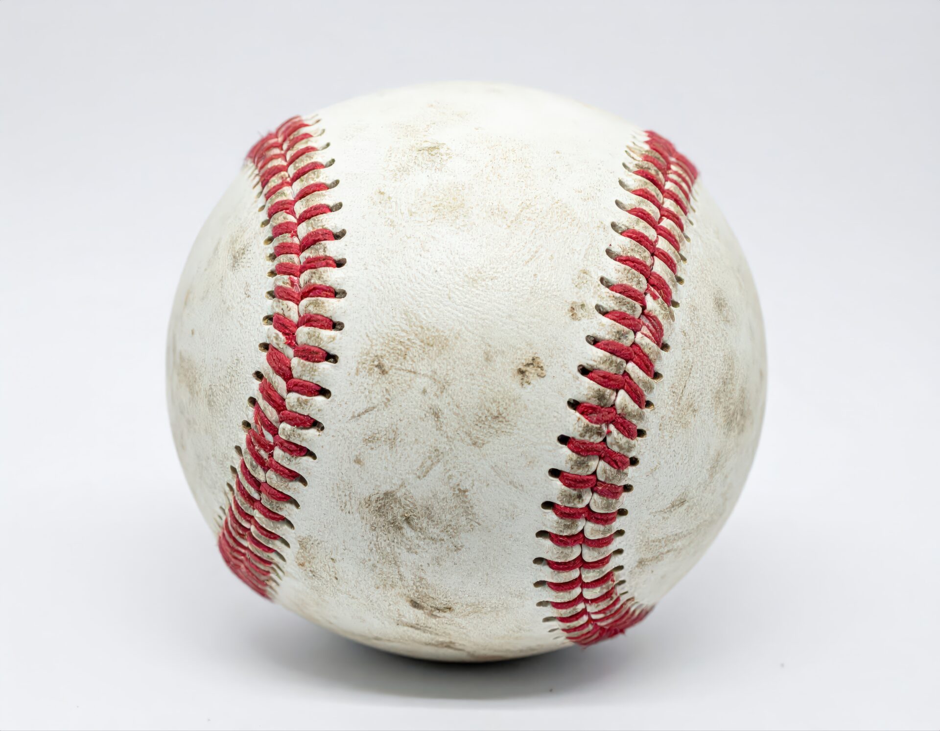 白背景で撮影された汚れた野球ボール