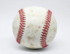 白背景で撮影された汚れた野球ボール