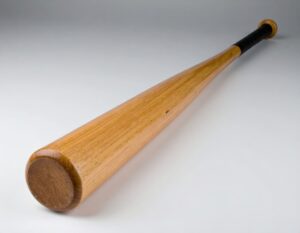 木製の野球バットのクローズアップ