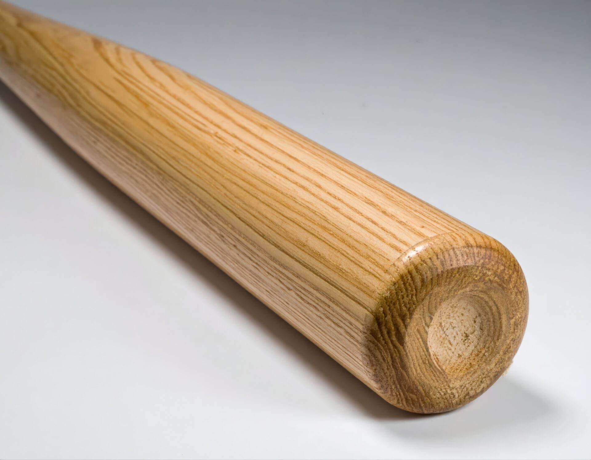 スタジオ撮影の木製野球バット