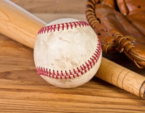 野球ボールとバットとグローブのセット