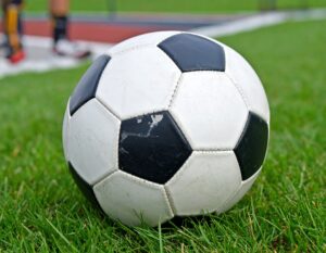 サッカー場の芝生に置かれたサッカーボール