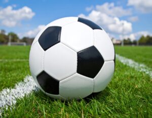 サッカーグラウンドに置かれたサッカーボール