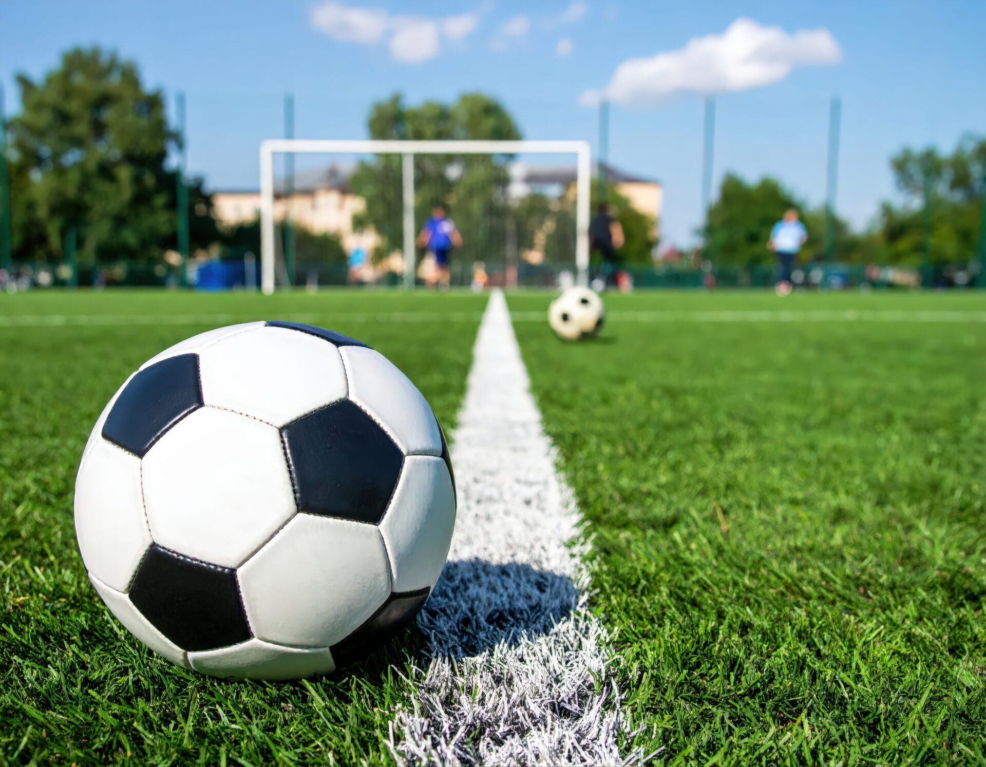 ゴール前の芝生に置かれたサッカーボール