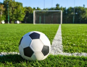 ゴール前のライン上に置かれたサッカーボール