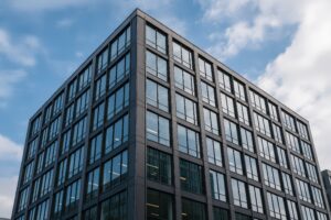 オフィスビルの外観と青空