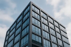 ガラス張りの現代的なオフィスビルと青空