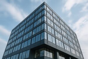 近代的なガラス張りのオフィスビルと青空