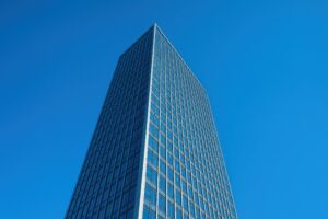 青空を背景にした現代的なオフィスビル