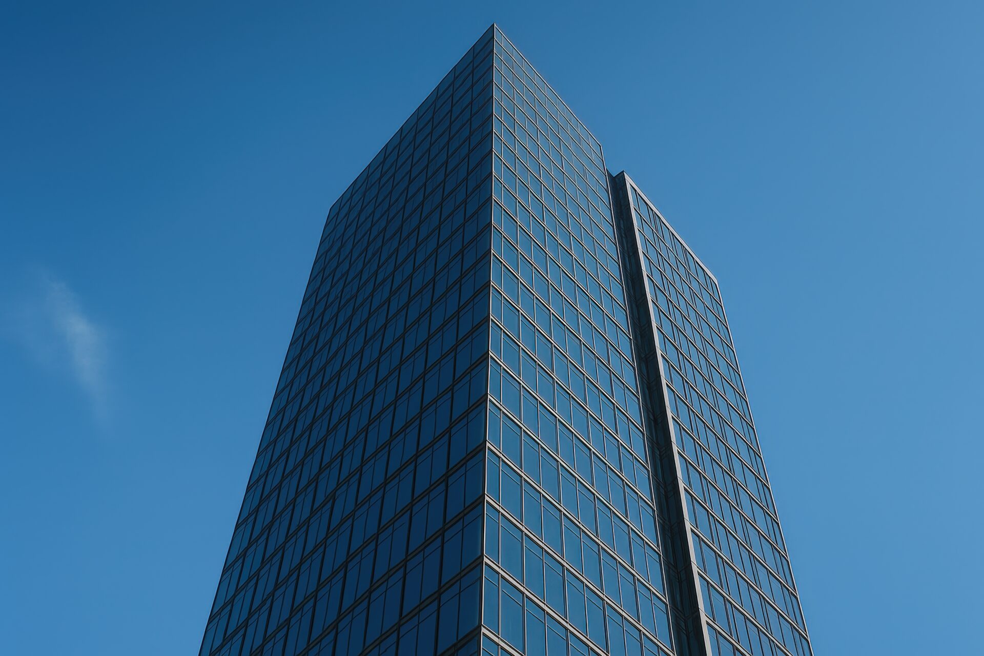 青空に映える高層オフィスビルの外観