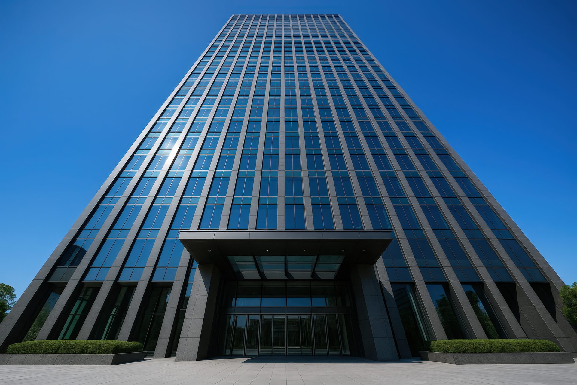 入り口が特徴的な高層オフィスビルと青空