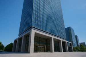 広場に面したガラス張りのオフィスビル