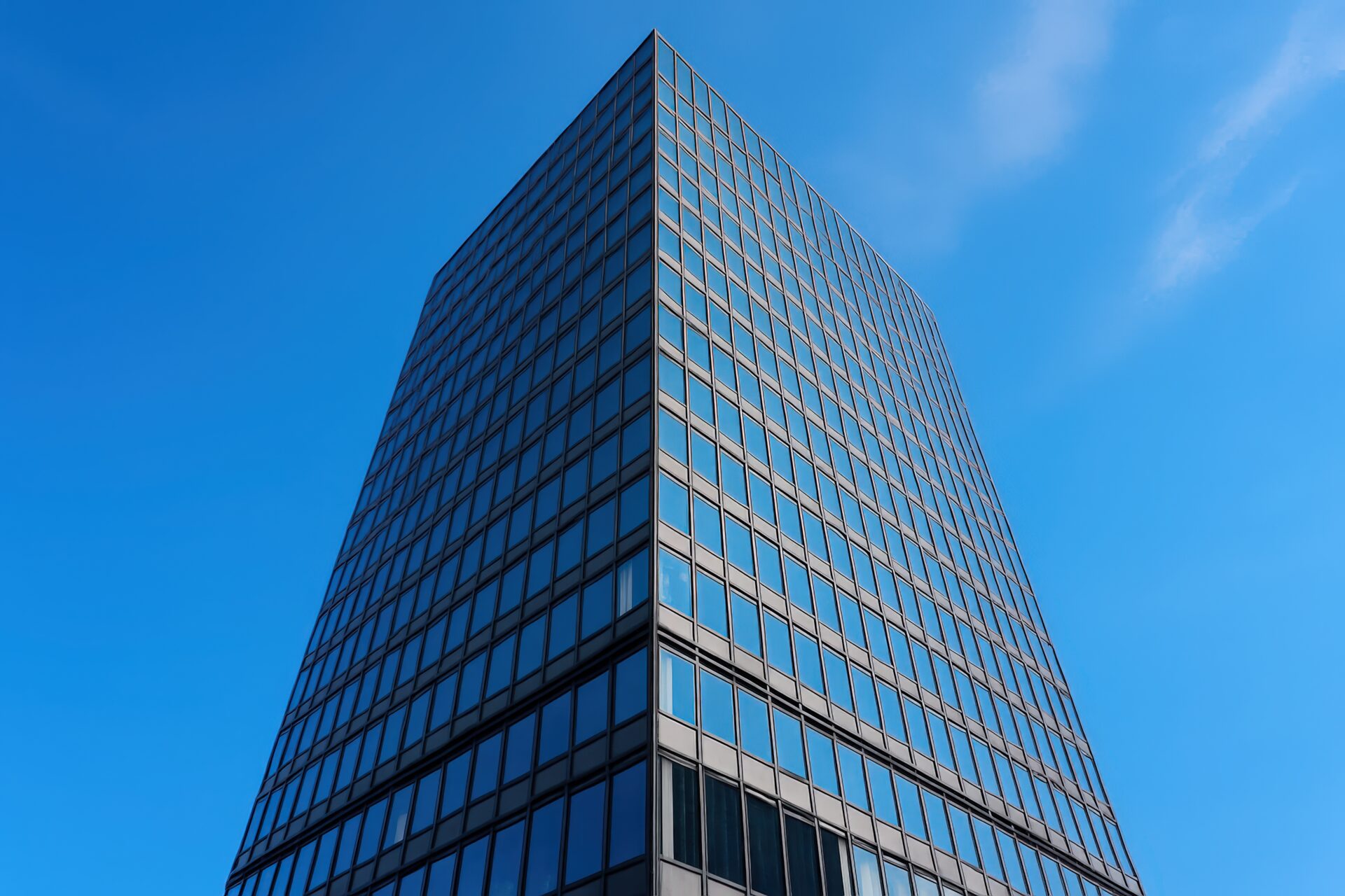 青空に映えるガラス張りの高層ビル