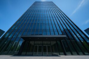 入り口が特徴的な現代的オフィスビル