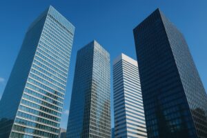 青空の下に立つ現代的な高層ビル群