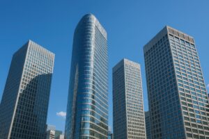 曲線デザインの高層オフィスビルと青空
