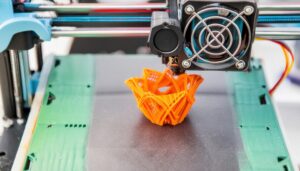 3Dプリンターで花型のデザインを印刷中