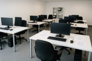 書類とパソコンが配置された整然としたオフィススペース