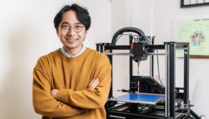 3Dプリンターと笑顔の男性