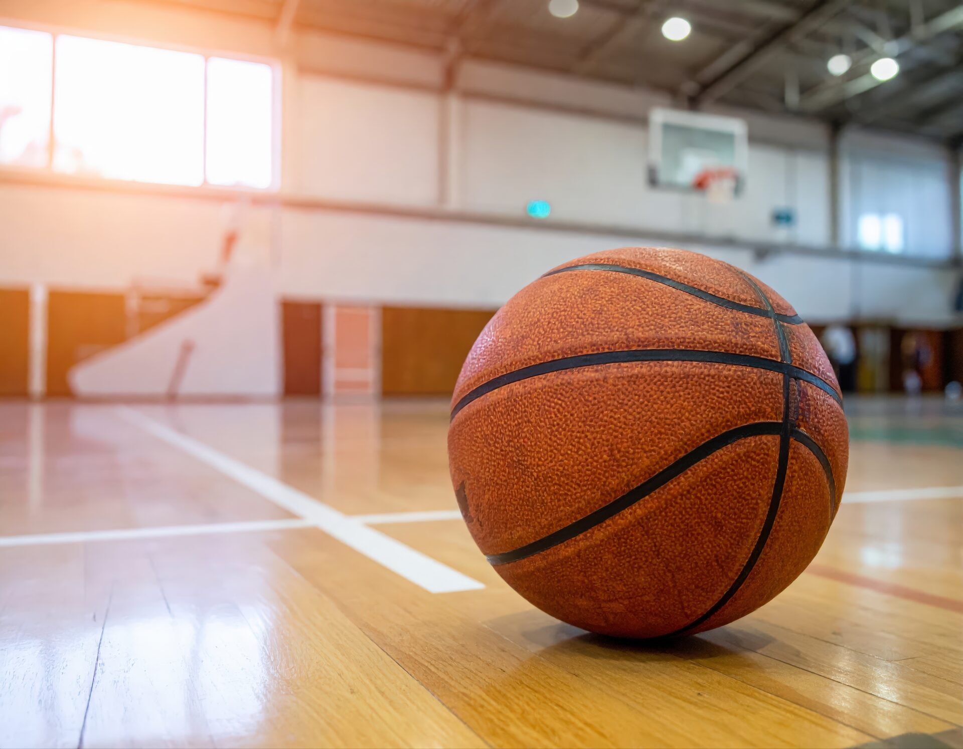 体育館のライン上に置かれたバスケットボール