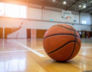 体育館のライン上に置かれたバスケットボール