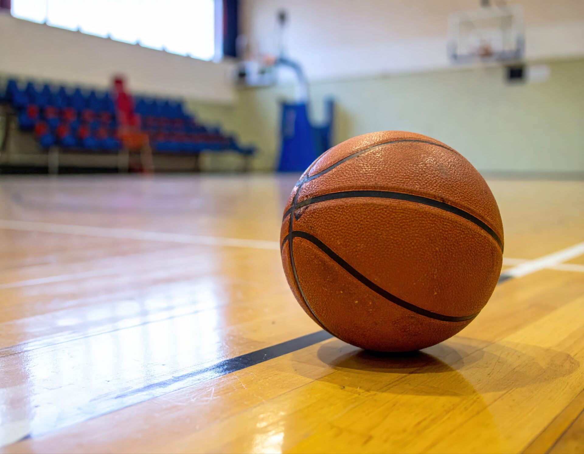観客席が見える体育館とバスケットボール
