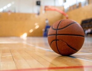 日差しの差し込む体育館のバスケットボール