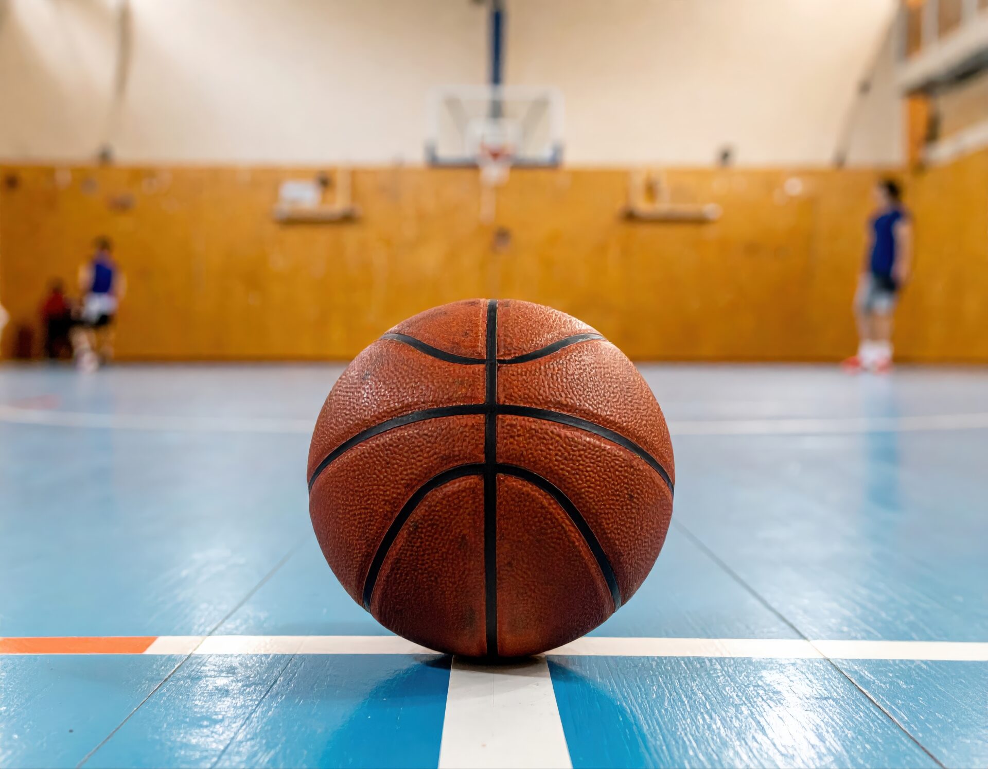 青いフロアに置かれたバスケットボール