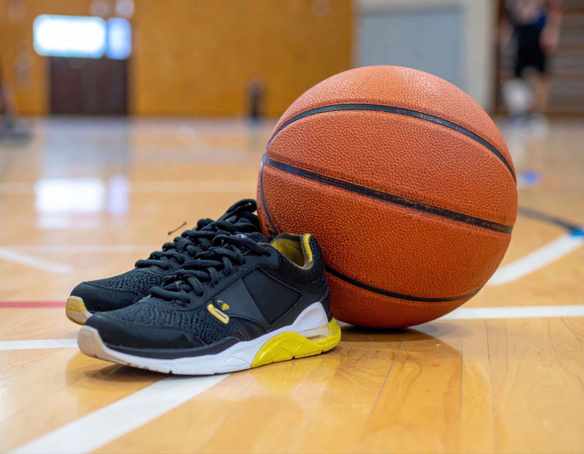 黒いバスケットシューズとバスケットボール
