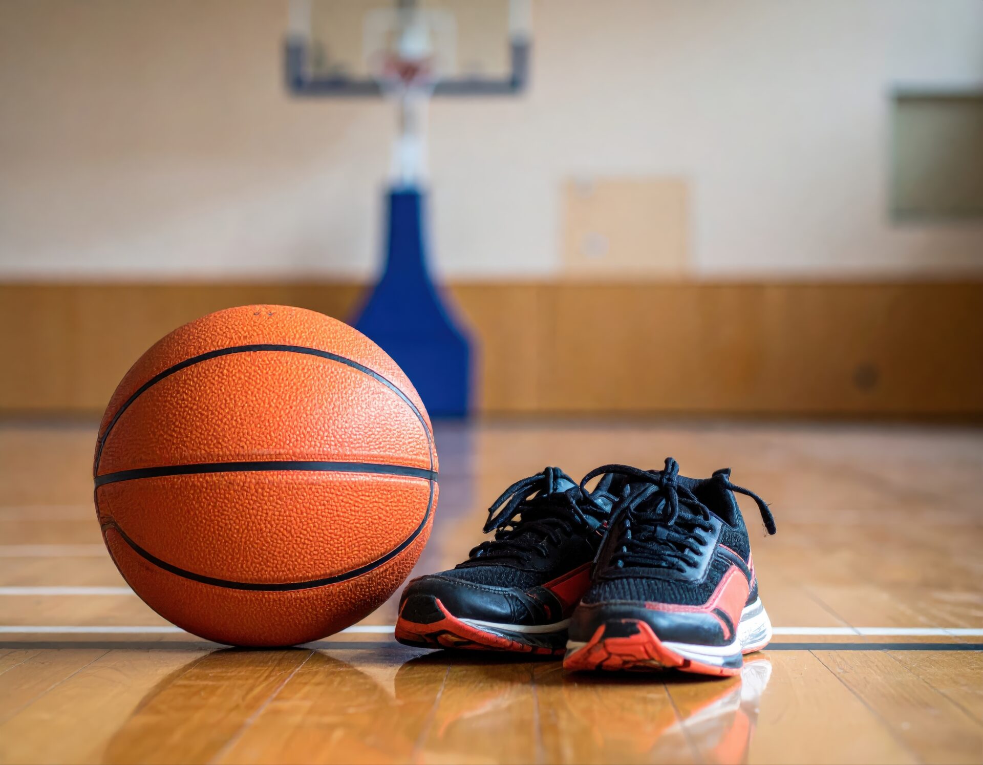 赤と黒のバスケットシューズとバスケットボール