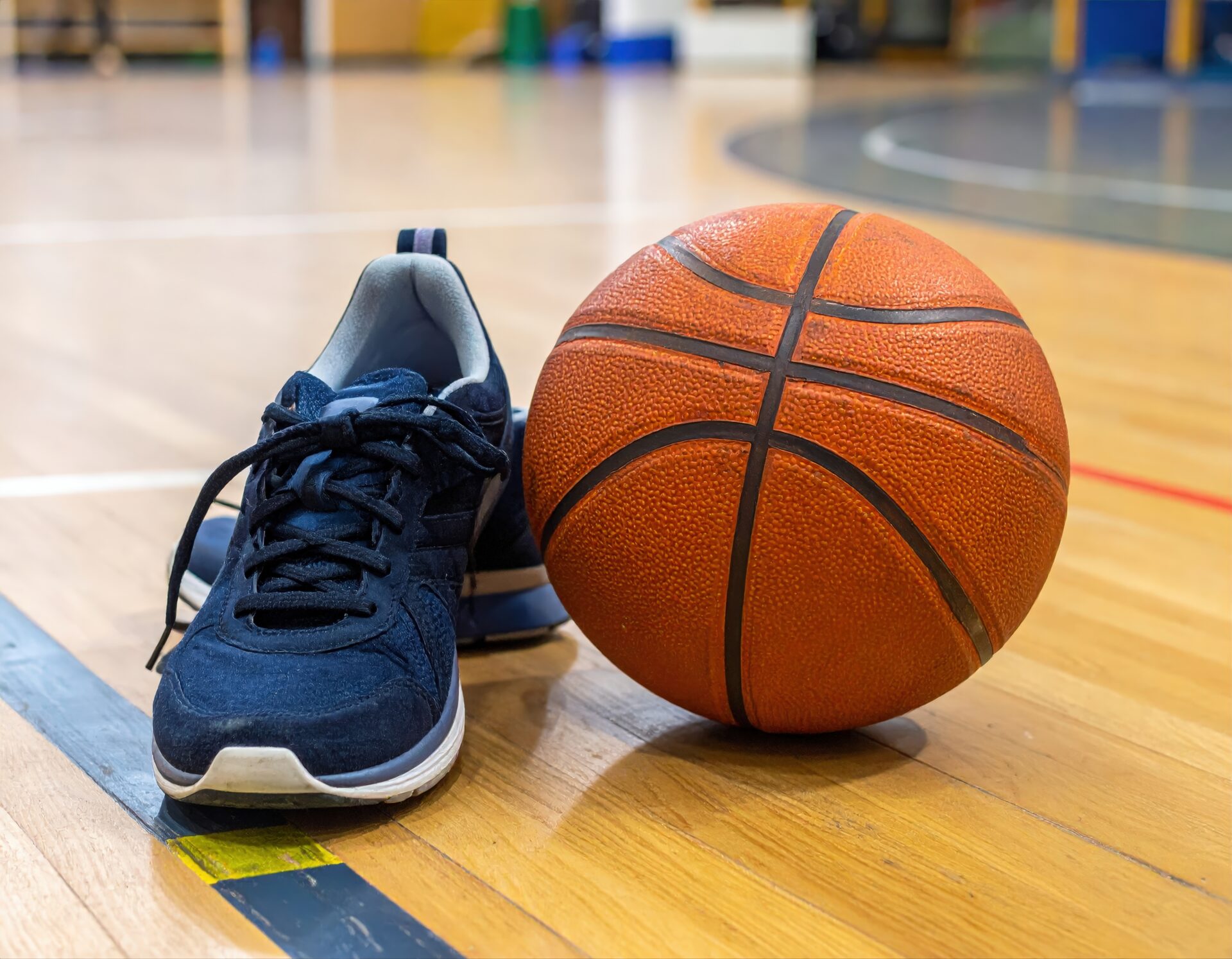 青いシューズとバスケットボール