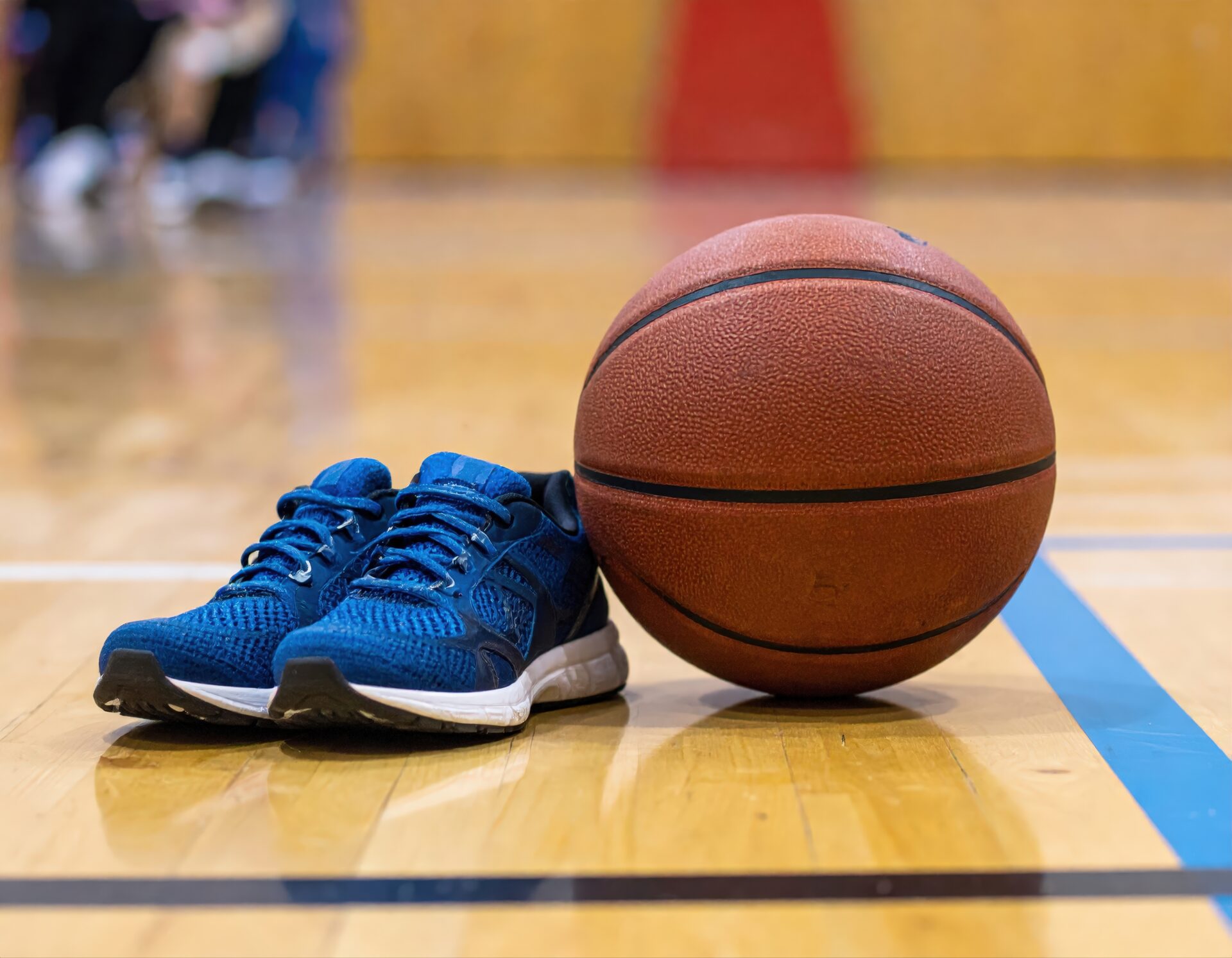 青色のスニーカーとバスケットボール