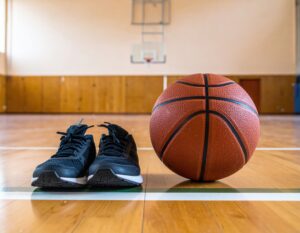 黒いスニーカーとバスケットボール