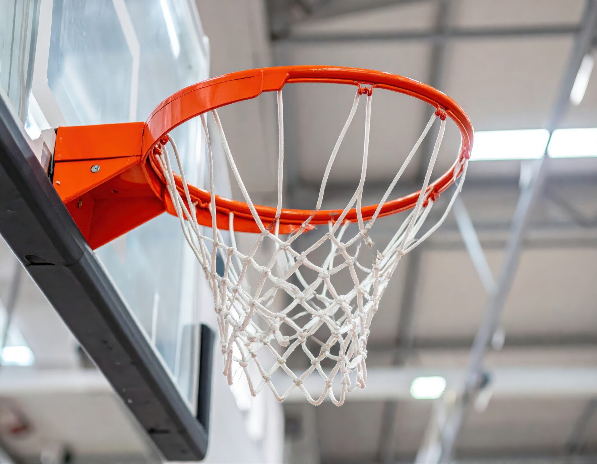 体育館のバスケットゴールとリング