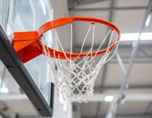 体育館のバスケットゴールとリング