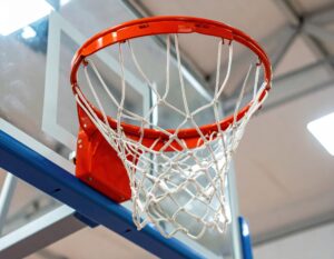 屋内コートのバスケットリングとネット