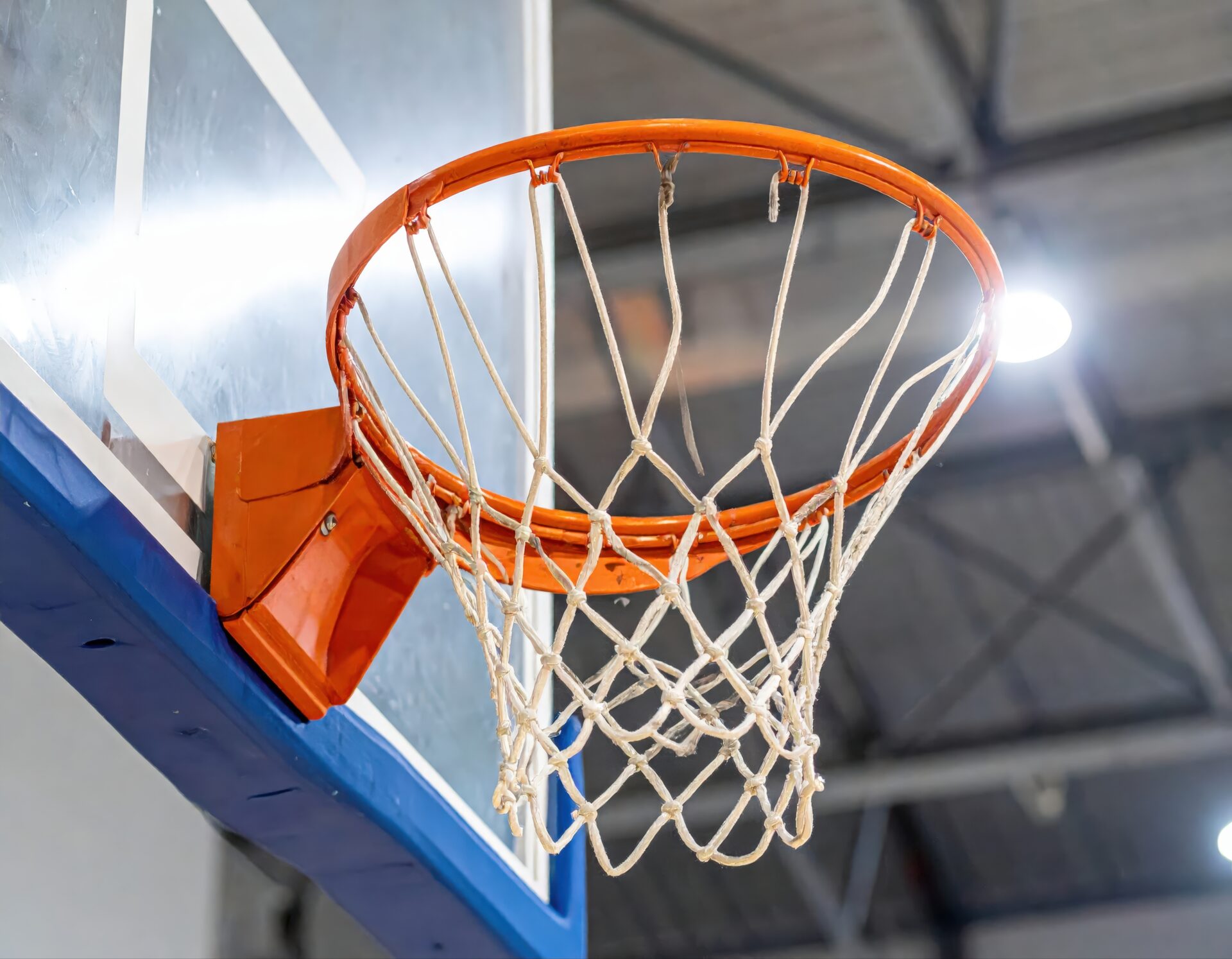 室内バスケットコートのバスケットゴール