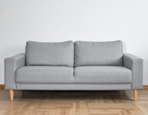 シンプルなグレーのソファ