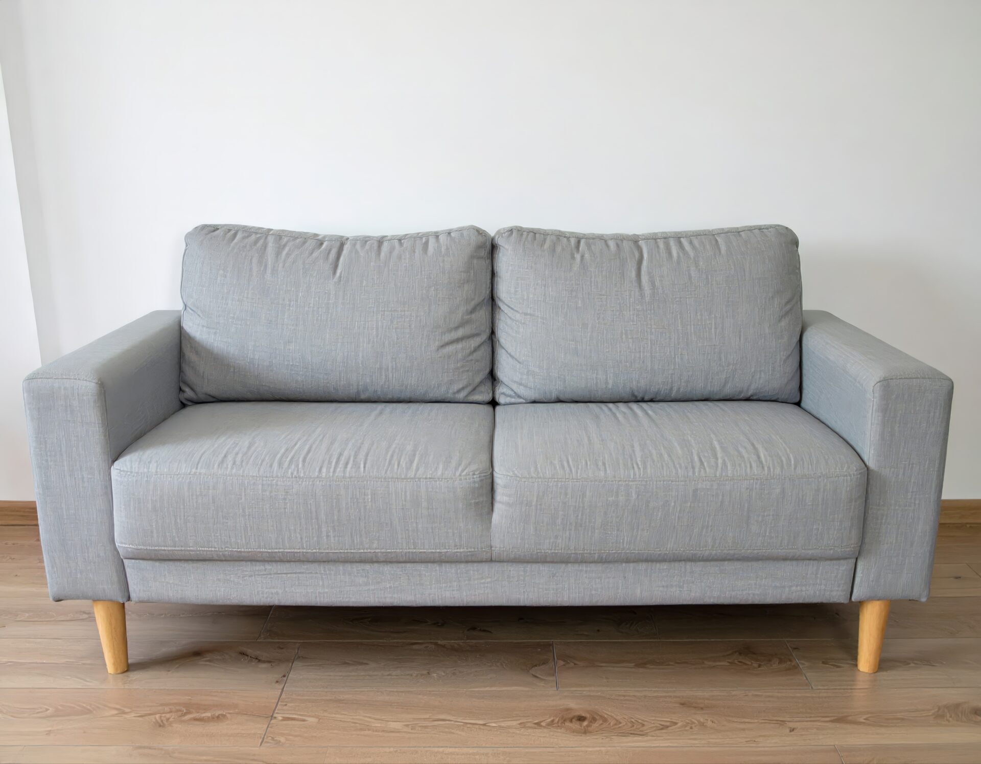 明るい室内に置かれたグレーのソファ