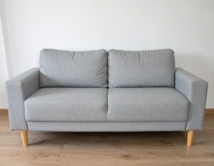 明るい室内に置かれたグレーのソファ