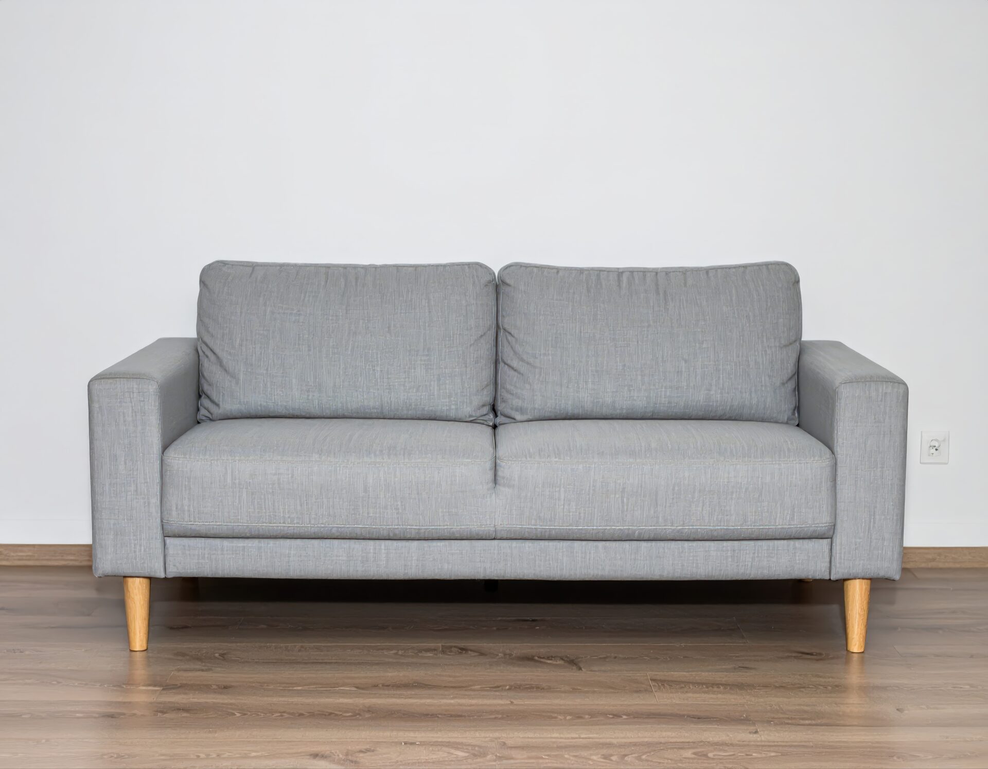 リビングのグレーソファと木製フローリング