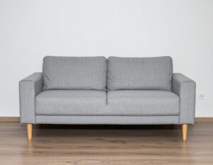 リビングのグレーソファと木製フローリング